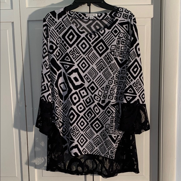 erin london Tops - Erin London Black & White Geometric Asymmetrical Tunic With Lace EUC